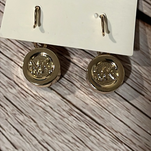 💥NWT💥 Michael Kors Gold tone & Crystal drop earrings! 😍 - Picture 4 of 4